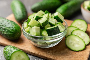 Ahşap arka planda salatalık. Arka planda bir parça salatalık. Taze organik yeşil salatalık turşusu. Vejetaryen. Salata malzemesi. Çiftlik sebzeleri. Sebzeleri bıçakla kes. Mesaj için yer var. Boşluğu kopyala