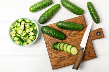 Ahşap arka planda salatalık. Arka planda bir parça salatalık. Taze organik yeşil salatalık turşusu. Vejetaryen. Salata malzemesi. Çiftlik sebzeleri. Sebzeleri bıçakla kes. Mesaj için yer var. Boşluğu kopyala