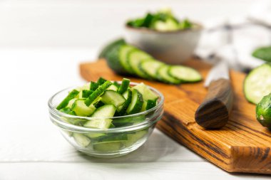 Ahşap arka planda salatalık. Arka planda bir parça salatalık. Taze organik yeşil salatalık turşusu. Vejetaryen. Salata malzemesi. Çiftlik sebzeleri. Sebzeleri bıçakla kes. Mesaj için yer var. Boşluğu kopyala