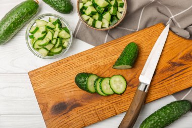 Ahşap arka planda salatalık. Arka planda bir parça salatalık. Taze organik yeşil salatalık turşusu. Vejetaryen. Salata malzemesi. Çiftlik sebzeleri. Sebzeleri bıçakla kes. Mesaj için yer var. Boşluğu kopyala