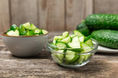 Ahşap arka planda salatalık. Arka planda bir parça salatalık. Taze organik yeşil salatalık turşusu. Vejetaryen. Salata malzemesi. Çiftlik sebzeleri. Sebzeleri bıçakla kes. Mesaj için yer var. Boşluğu kopyala