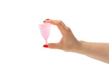 Adet bardağı beyaz arka planda izole edilmiş ellerde. Kritik günler, regl dönemi. Kadın hijyen ürünleri. Kadın sağlığı kavramı. Adet öncesi sendromu..