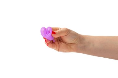 Adet bardağı beyaz arka planda izole edilmiş ellerde. Kritik günler, regl dönemi. Kadın hijyen ürünleri. Kadın sağlığı kavramı. Adet öncesi sendromu..