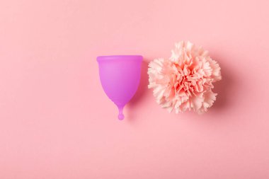 Aybaşı bardağı parlak bir arka planda. Hijyenik peçeteler, tamponlar ve regl kupası. Kritik günler, regl dönemi kavramı. Kadın hijyen ürünü. Kadın sağlığı kavramı. Adet öncesi sendromu. Boşluğu kopyala