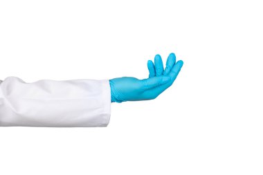 Beyaz arka planda izole edilmiş tıbbi nitril eldivenler. Cerrahi lateks eldivenler. Lastik eldiven üretimi. Doktor ya da hemşire koruyucu eldiven takıyor. Tıp konsepti. Kısırlık, koruma.