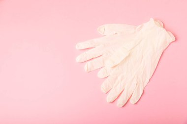 Tıbbi nitril eldivenler, mavi başlık, desenli arka planda tek kullanımlık tıbbi maske. Tıbbi koruyucu giysi. Cerrahi lateks eldivenler. Lastik eldiven üretimi. Tıp konsepti. Üst Manzara. Metni kopyala