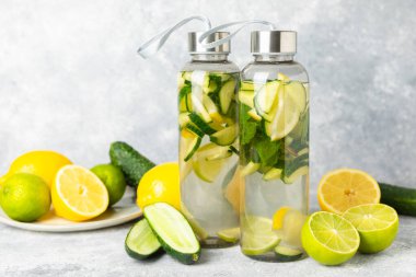 Salatalık suyu, limon, nane ve ahşap bir masada. İçme bardağında dilimlenmiş salatalık ile karıştırılmış su. Tonik ferahlatıcı bir içecek. Salatalık limonata. Doğal soğutma içeceği. Boşluğu kopyala.