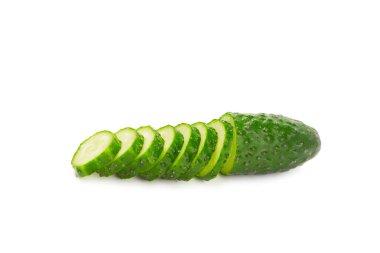 Salatalık beyaz arka planda izole edilmiş. Beyaz arka planda salatalık dilimi. Taze organik yeşil salatalıklar. Vejetaryen. Salata malzemesi. Çiftlik sebzeleri.