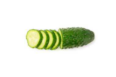 Salatalık beyaz arka planda izole edilmiş. Beyaz arka planda salatalık dilimi. Taze organik yeşil salatalıklar. Vejetaryen. Salata malzemesi. Çiftlik sebzeleri.