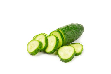 Salatalık beyaz arka planda izole edilmiş. Beyaz arka planda salatalık dilimi. Taze organik yeşil salatalıklar. Vejetaryen. Salata malzemesi. Çiftlik sebzeleri.