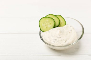 Ahşap bir masada salatalık kremalı tzatziki sosu. Tatar sosu. Geleneksel lezzetli aperatif. Yoğurt sosu. Tzatziki, salatalık, sarımsak, dereotu, limon, nane. Salata sosu. Kopya alanı.