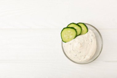 Ahşap bir masada salatalık kremalı tzatziki sosu. Tatar sosu. Geleneksel lezzetli aperatif. Yoğurt sosu. Tzatziki, salatalık, sarımsak, dereotu, limon, nane. Salata sosu. Kopya alanı.