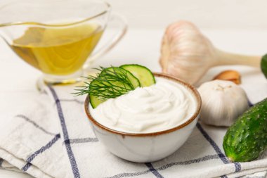 Ahşap bir masada salatalık kremalı tzatziki sosu. Tatar sosu. Geleneksel lezzetli aperatif. Yoğurt sosu. Tzatziki, salatalık, sarımsak, dereotu, limon, nane. Salata sosu. Kopya alanı.