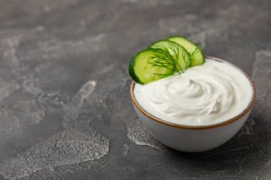 Ahşap bir masada salatalık kremalı tzatziki sosu. Tatar sosu. Geleneksel lezzetli aperatif. Yoğurt sosu. Tzatziki, salatalık, sarımsak, dereotu, limon, nane. Salata sosu. Kopya alanı.