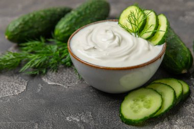 Ahşap bir masada salatalık kremalı tzatziki sosu. Tatar sosu. Geleneksel lezzetli aperatif. Yoğurt sosu. Tzatziki, salatalık, sarımsak, dereotu, limon, nane. Salata sosu. Kopya alanı.