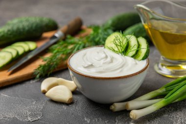 Ahşap bir masada salatalık kremalı tzatziki sosu. Tatar sosu. Geleneksel lezzetli aperatif. Yoğurt sosu. Tzatziki, salatalık, sarımsak, dereotu, limon, nane. Salata sosu. Kopya alanı.