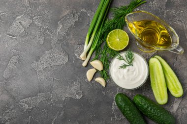 Ahşap bir masada salatalık kremalı tzatziki sosu. Tatar sosu. Geleneksel lezzetli aperatif. Yoğurt sosu. Tzatziki, salatalık, sarımsak, dereotu, limon, nane. Salata sosu. Kopya alanı.