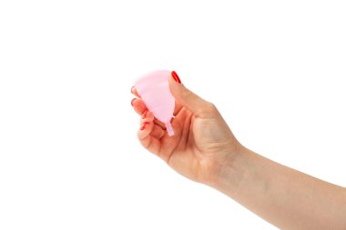 Adet bardağı beyaz arka planda izole edilmiş ellerde. Kritik günler, regl dönemi. Kadın hijyen ürünleri. Kadın sağlığı kavramı. Adet öncesi sendromu..