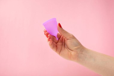Aybaşı bardağı parlak bir arka planda. Hijyenik peçeteler, tamponlar ve regl kupası. Kritik günler, regl dönemi kavramı. Kadın hijyen ürünü. Kadın sağlığı kavramı. Adet öncesi sendromu. Boşluğu kopyala