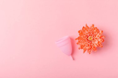 Aybaşı bardağı parlak bir arka planda. Hijyenik peçeteler, tamponlar ve regl kupası. Kritik günler, regl dönemi kavramı. Kadın hijyen ürünü. Kadın sağlığı kavramı. Adet öncesi sendromu. Boşluğu kopyala