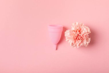 Aybaşı bardağı parlak bir arka planda. Hijyenik peçeteler, tamponlar ve regl kupası. Kritik günler, regl dönemi kavramı. Kadın hijyen ürünü. Kadın sağlığı kavramı. Adet öncesi sendromu. Boşluğu kopyala