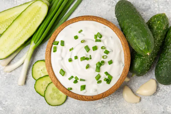 Ahşap bir masada salatalık kremalı tzatziki sosu. Tatar sosu. Geleneksel lezzetli aperatif. Yoğurt sosu. Tzatziki, salatalık, sarımsak, dereotu, limon, nane. Salata sosu. Kopya alanı.