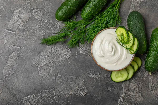 Ahşap bir masada salatalık kremalı tzatziki sosu. Tatar sosu. Geleneksel lezzetli aperatif. Yoğurt sosu. Tzatziki, salatalık, sarımsak, dereotu, limon, nane. Salata sosu. Kopya alanı.