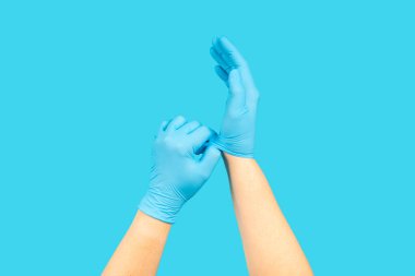 Tıbbi nitril eldivenler, mavi başlık, desenli arka planda tek kullanımlık tıbbi maske. Tıbbi koruyucu giysi. Cerrahi lateks eldivenler. Lastik eldiven üretimi. Tıp konsepti. Üst Manzara. Metni kopyala