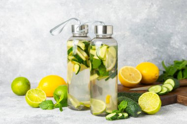 Salatalık suyu, limon, nane ve ahşap bir masada. İçme bardağında dilimlenmiş salatalık ile karıştırılmış su. Tonik ferahlatıcı bir içecek. Salatalık limonata. Doğal soğutma içeceği. Boşluğu kopyala.