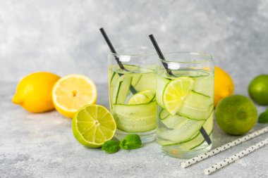 Salatalık suyu, limon, nane ve ahşap bir masada. İçme bardağında dilimlenmiş salatalık ile karıştırılmış su. Tonik ferahlatıcı bir içecek. Salatalık limonata. Doğal soğutma içeceği. Boşluğu kopyala.