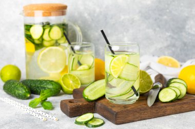 Salatalık suyu, limon, nane ve ahşap bir masada. İçme bardağında dilimlenmiş salatalık ile karıştırılmış su. Tonik ferahlatıcı bir içecek. Salatalık limonata. Doğal soğutma içeceği. Boşluğu kopyala.