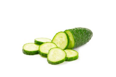 Salatalık beyaz arka planda izole edilmiş. Beyaz arka planda salatalık dilimi. Taze organik yeşil salatalıklar. Vejetaryen. Salata malzemesi. Çiftlik sebzeleri.