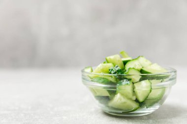 Ahşap arka planda salatalık. Arka planda bir parça salatalık. Taze organik yeşil salatalık turşusu. Vejetaryen. Salata malzemesi. Çiftlik sebzeleri. Sebzeleri bıçakla kes. Mesaj için yer var. Boşluğu kopyala