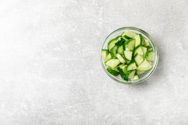 Ahşap arka planda salatalık. Arka planda bir parça salatalık. Taze organik yeşil salatalık turşusu. Vejetaryen. Salata malzemesi. Çiftlik sebzeleri. Sebzeleri bıçakla kes. Mesaj için yer var. Boşluğu kopyala