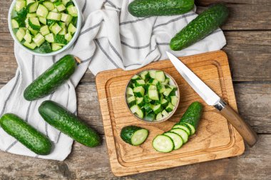 Ahşap arka planda salatalık. Arka planda bir parça salatalık. Taze organik yeşil salatalık turşusu. Vejetaryen. Salata malzemesi. Çiftlik sebzeleri. Sebzeleri bıçakla kes. Mesaj için yer var. Boşluğu kopyala
