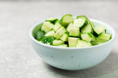 Ahşap arka planda salatalık. Arka planda bir parça salatalık. Taze organik yeşil salatalık turşusu. Vejetaryen. Salata malzemesi. Çiftlik sebzeleri. Sebzeleri bıçakla kes. Mesaj için yer var. Boşluğu kopyala