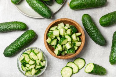 Ahşap arka planda salatalık. Arka planda bir parça salatalık. Taze organik yeşil salatalık turşusu. Vejetaryen. Salata malzemesi. Çiftlik sebzeleri. Sebzeleri bıçakla kes. Mesaj için yer var. Boşluğu kopyala