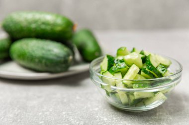 Ahşap arka planda salatalık. Arka planda bir parça salatalık. Taze organik yeşil salatalık turşusu. Vejetaryen. Salata malzemesi. Çiftlik sebzeleri. Sebzeleri bıçakla kes. Mesaj için yer var. Boşluğu kopyala