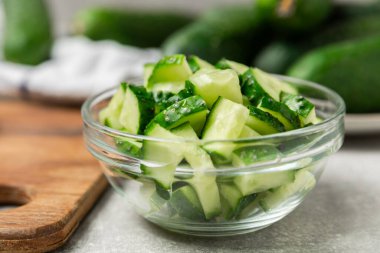 Ahşap arka planda salatalık. Arka planda bir parça salatalık. Taze organik yeşil salatalık turşusu. Vejetaryen. Salata malzemesi. Çiftlik sebzeleri. Sebzeleri bıçakla kes. Mesaj için yer var. Boşluğu kopyala