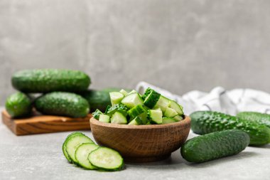 Ahşap arka planda salatalık. Arka planda bir parça salatalık. Taze organik yeşil salatalık turşusu. Vejetaryen. Salata malzemesi. Çiftlik sebzeleri. Sebzeleri bıçakla kes. Mesaj için yer var. Boşluğu kopyala