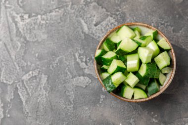Ahşap arka planda salatalık. Arka planda bir parça salatalık. Taze organik yeşil salatalık turşusu. Vejetaryen. Salata malzemesi. Çiftlik sebzeleri. Sebzeleri bıçakla kes. Mesaj için yer var. Boşluğu kopyala