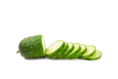 Salatalık beyaz arka planda izole edilmiş. Beyaz arka planda salatalık dilimi. Taze organik yeşil salatalıklar. Vejetaryen. Salata malzemesi. Çiftlik sebzeleri.