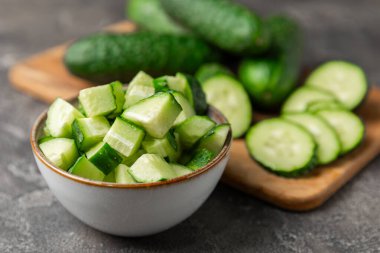 Ahşap arka planda salatalık. Arka planda bir parça salatalık. Taze organik yeşil salatalık turşusu. Vejetaryen. Salata malzemesi. Çiftlik sebzeleri. Sebzeleri bıçakla kes. Mesaj için yer var. Boşluğu kopyala