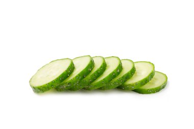 Salatalık beyaz arka planda izole edilmiş. Beyaz arka planda salatalık dilimi. Taze organik yeşil salatalıklar. Vejetaryen. Salata malzemesi. Çiftlik sebzeleri.