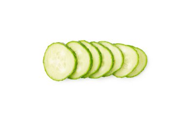 Salatalık beyaz arka planda izole edilmiş. Beyaz arka planda salatalık dilimi. Taze organik yeşil salatalıklar. Vejetaryen. Salata malzemesi. Çiftlik sebzeleri.