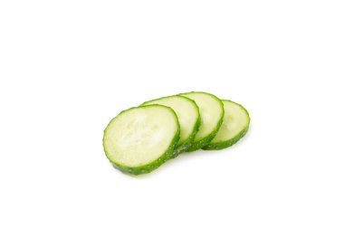 Salatalık beyaz arka planda izole edilmiş. Beyaz arka planda salatalık dilimi. Taze organik yeşil salatalıklar. Vejetaryen. Salata malzemesi. Çiftlik sebzeleri.