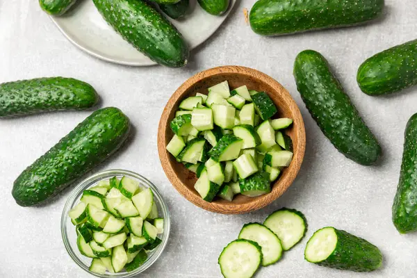 Ahşap arka planda salatalık. Arka planda bir parça salatalık. Taze organik yeşil salatalık turşusu. Vejetaryen. Salata malzemesi. Çiftlik sebzeleri. Sebzeleri bıçakla kes. Mesaj için yer var. Boşluğu kopyala