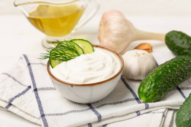 Ahşap bir masada salatalık kremalı tzatziki sosu. Tatar sosu. Geleneksel lezzetli aperatif. Yoğurt sosu. Tzatziki, salatalık, sarımsak, dereotu, limon, nane. Salata sosu. Kopya alanı.