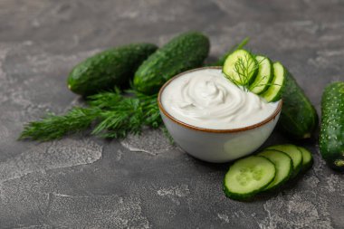 Ahşap bir masada salatalık kremalı tzatziki sosu. Tatar sosu. Geleneksel lezzetli aperatif. Yoğurt sosu. Tzatziki, salatalık, sarımsak, dereotu, limon, nane. Salata sosu. Kopya alanı.