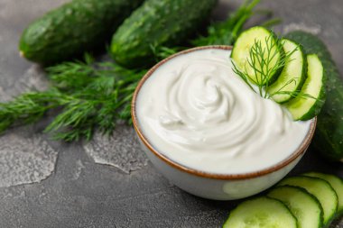 Ahşap bir masada salatalık kremalı tzatziki sosu. Tatar sosu. Geleneksel lezzetli aperatif. Yoğurt sosu. Tzatziki, salatalık, sarımsak, dereotu, limon, nane. Salata sosu. Kopya alanı.